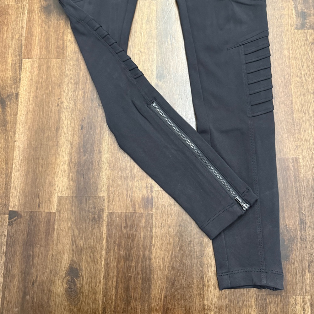 Athleta Women’s Black Leggings with Ribbed Detail - Picture 2 of 6